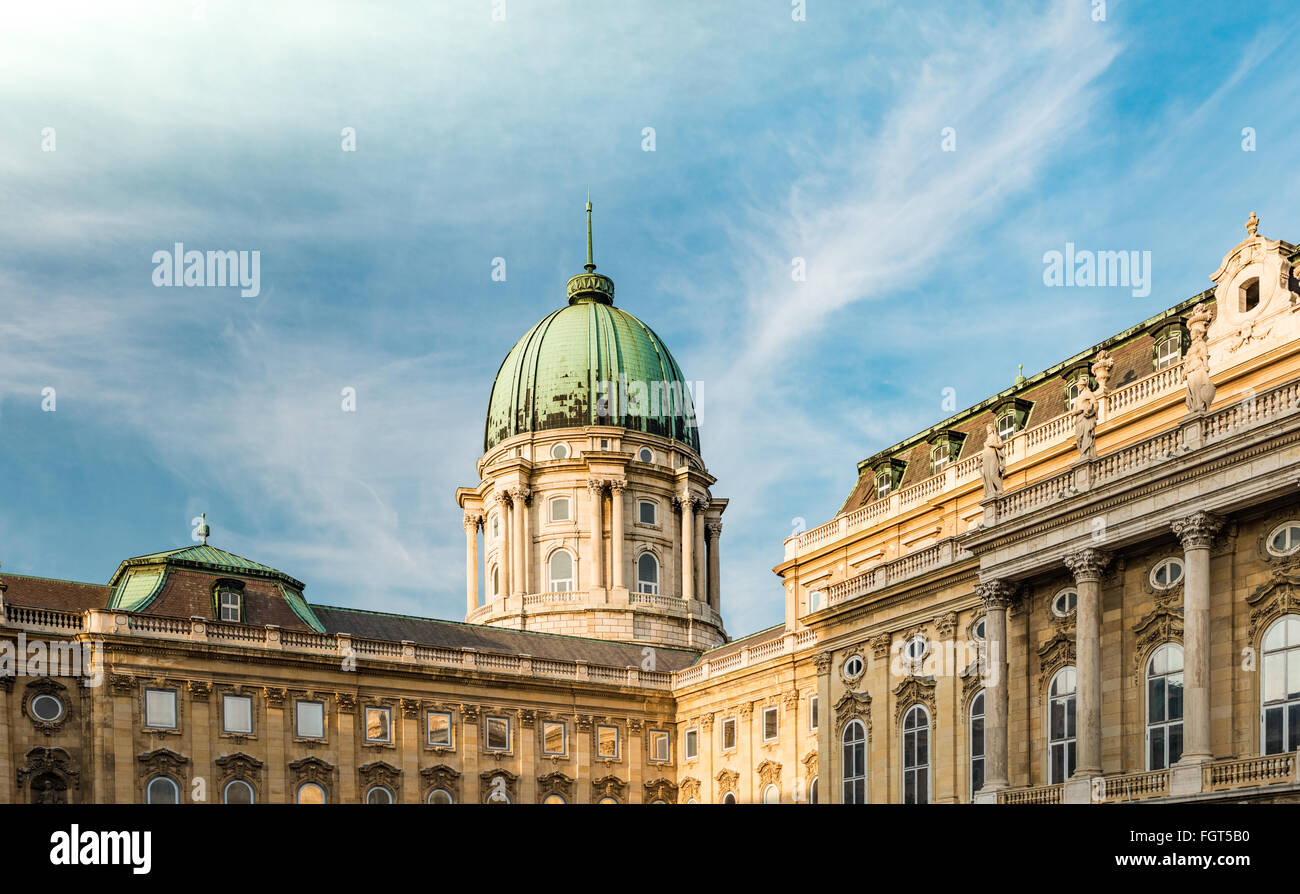 Sehen Sie auf der Budaer Burg in Budapest. Schöne alte Gebäude im Vordergrund und bewölktem Himmel im Hintergrund. Ungarn, Europa. Stockfoto