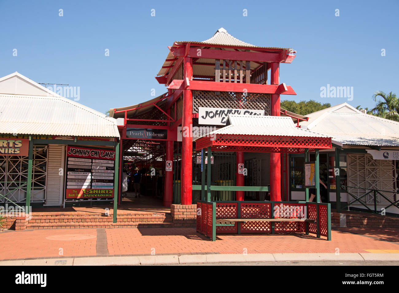 Ein Chines rot lackiert Holzstruktur in Johnny Chi Lane führt und die Chinatown Märkten Halle zwischen Camarvon Street Stockfoto