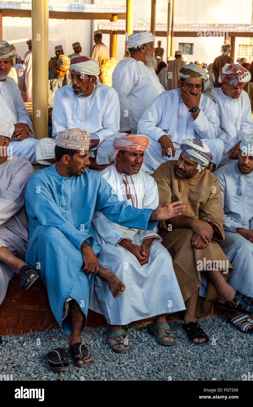 Omanische Männer an dem Freitag Vieh Markt, Nizwa, Ad Dakhiliyah Region, Oman Stockfoto