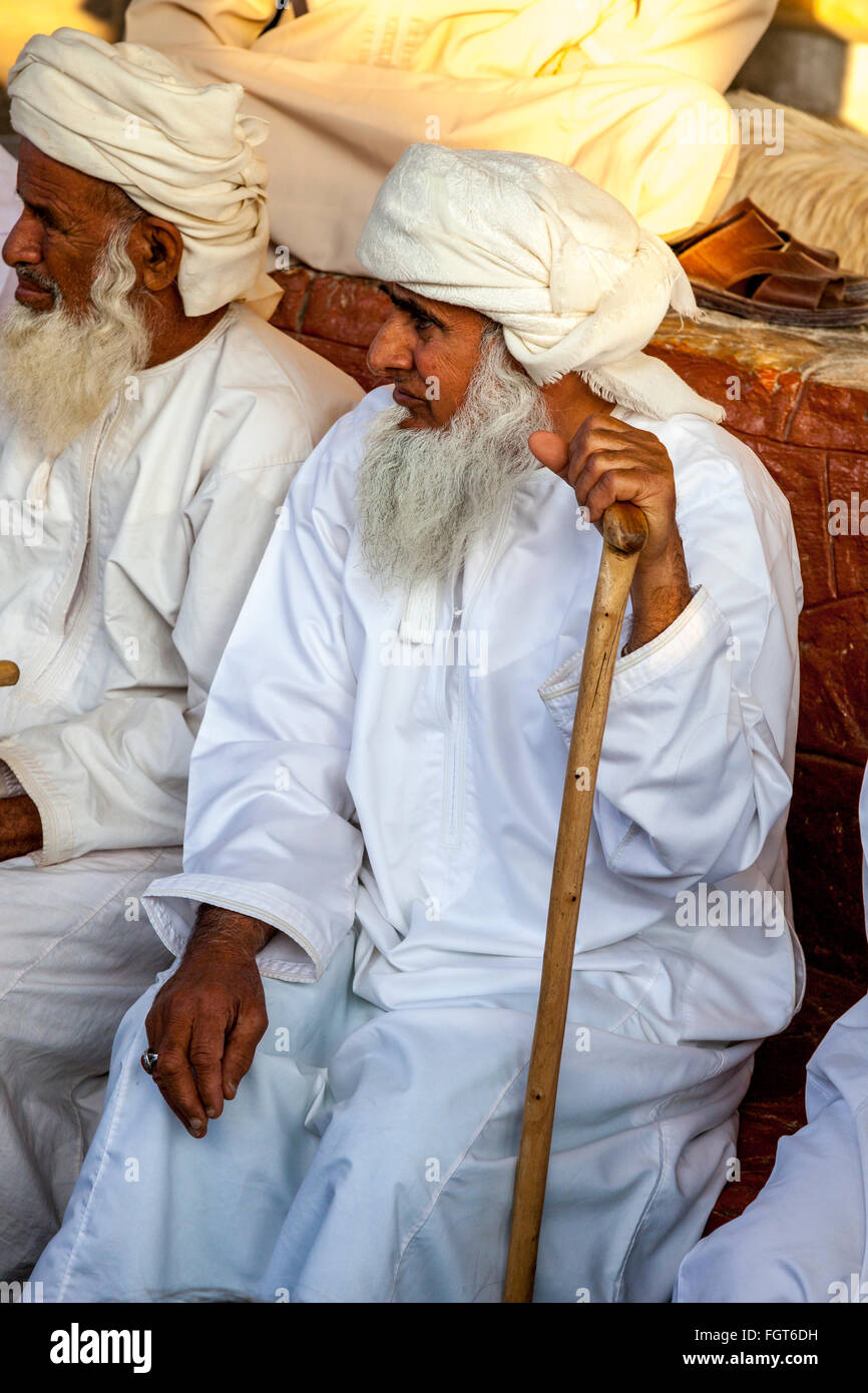 Ein älterer omanischen Mann In traditioneller Kleidung auf den Freitag Vieh Markt, Nizwa, Ad Dakhiliyah Region, Oman Stockfoto