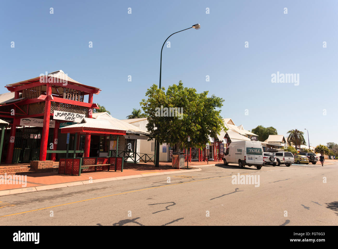 Ein Chines rot lackiert Holzstruktur in Johnny Chi Lane führt und die Chinatown Märkten Hall auf der Dampier-Terrasse Stockfoto