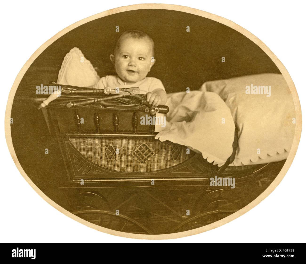 Personen, Kinder, Baby, Junge im Kinderwagen, Deutschland, um 1907, Zusatz-Rechte-Clearenzen-nicht vorhanden Stockfoto