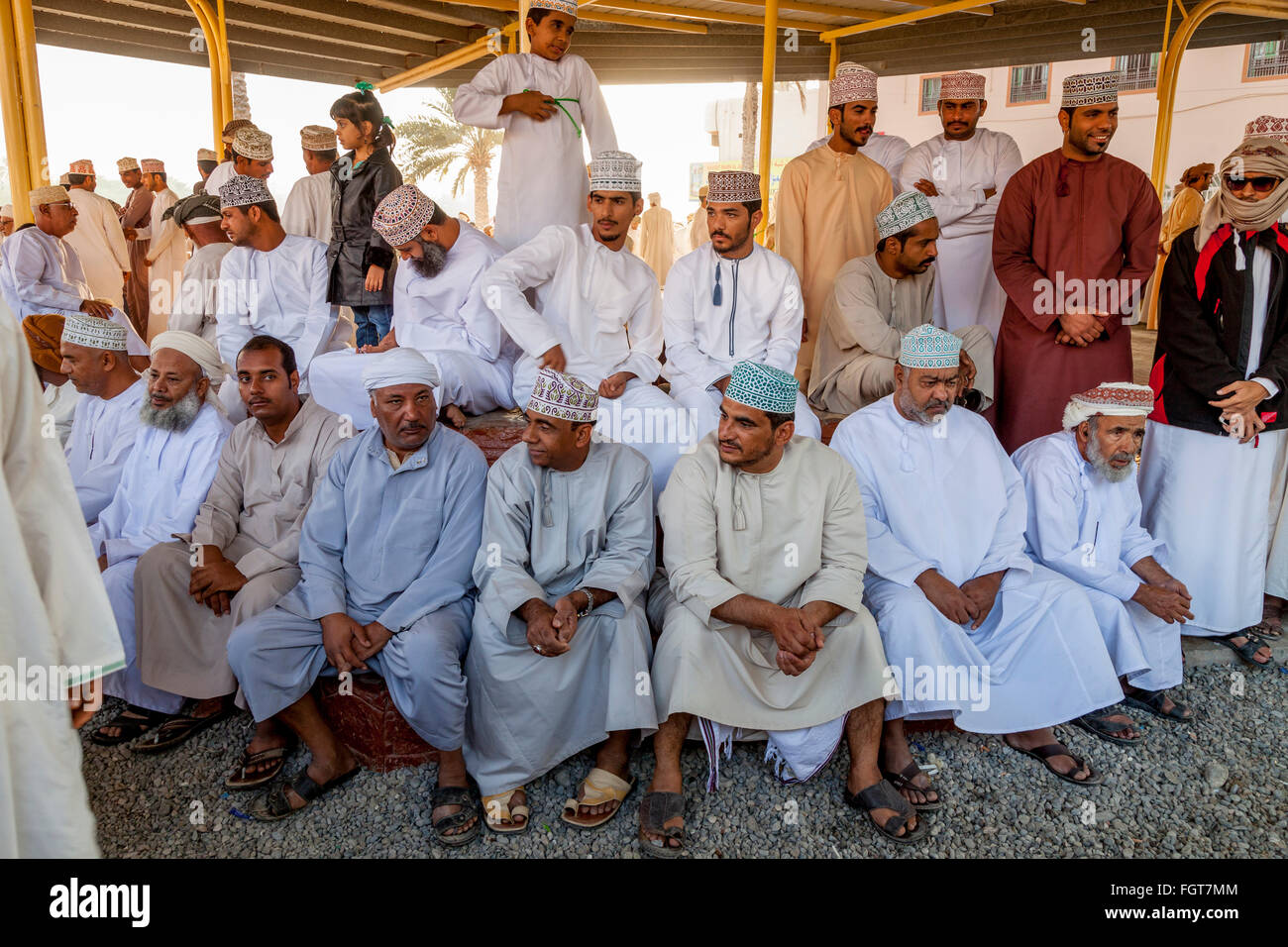 Omanische Männer In traditioneller Kleidung auf den Freitag Vieh Markt,  Nizwa, Ad Dakhiliyah Region, Oman Stockfotografie - Alamy