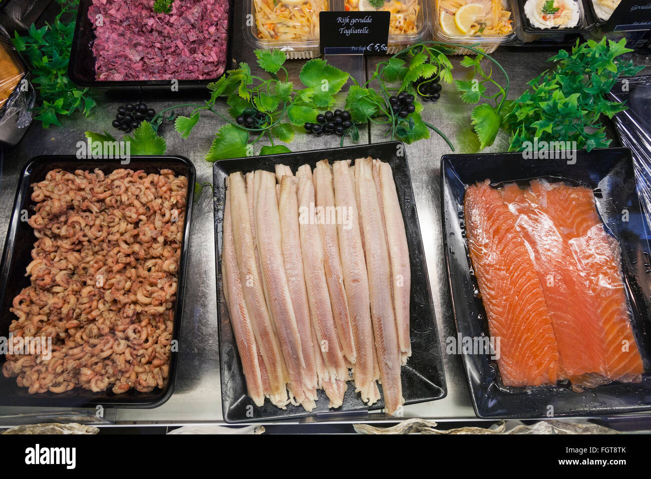 Frischer Fisch auf Anzeige in Kühler Schrank, für den Verkauf in einem Fischhändler / sandwich-Shop. Amsterdam. Holland Niederlande Stockfoto