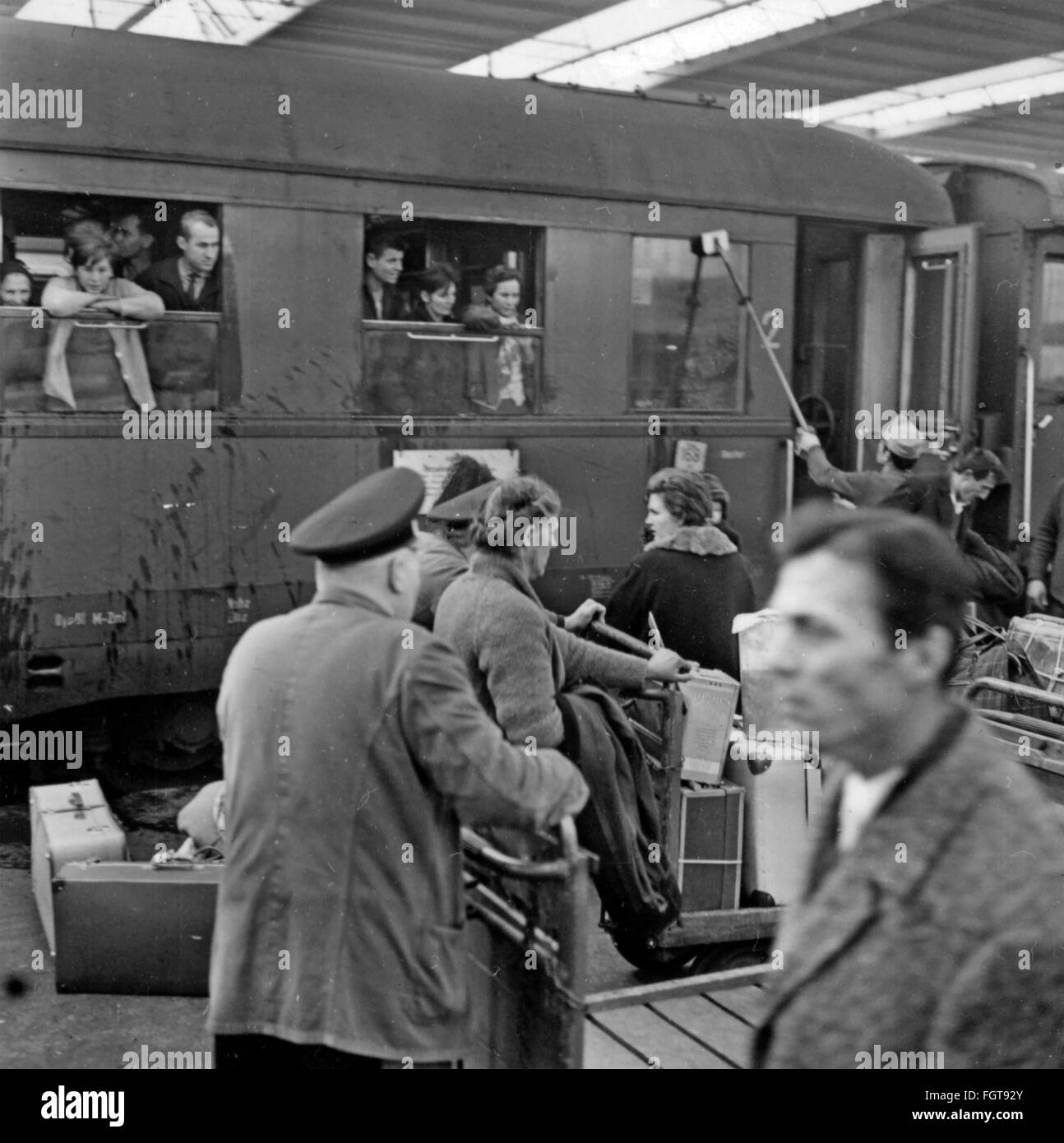 Geographie / Reisen, Deutschland, Menschen, Ankunft jugoslawischer und griechischer ausländischer Arbeiter, Hauptbahnhof, München, November 1965, Zusatzrechte-Clearences-nicht vorhanden Stockfoto