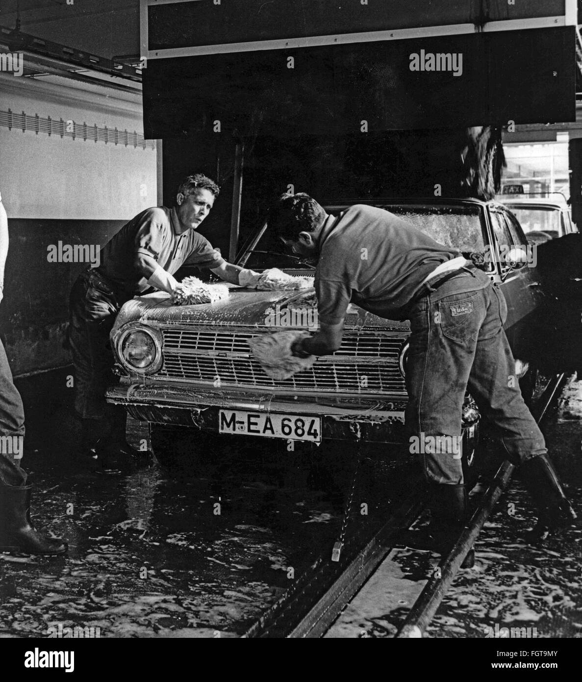Geographie / Reisen, Deutschland, Person, amerikanischer Auslandsarbeiter Roger Wasson als Besitzer einer Autowäsche während der Arbeit, München, 10.10.1966, Zusatz-Rechte-Abferenz-nicht vorhanden Stockfoto