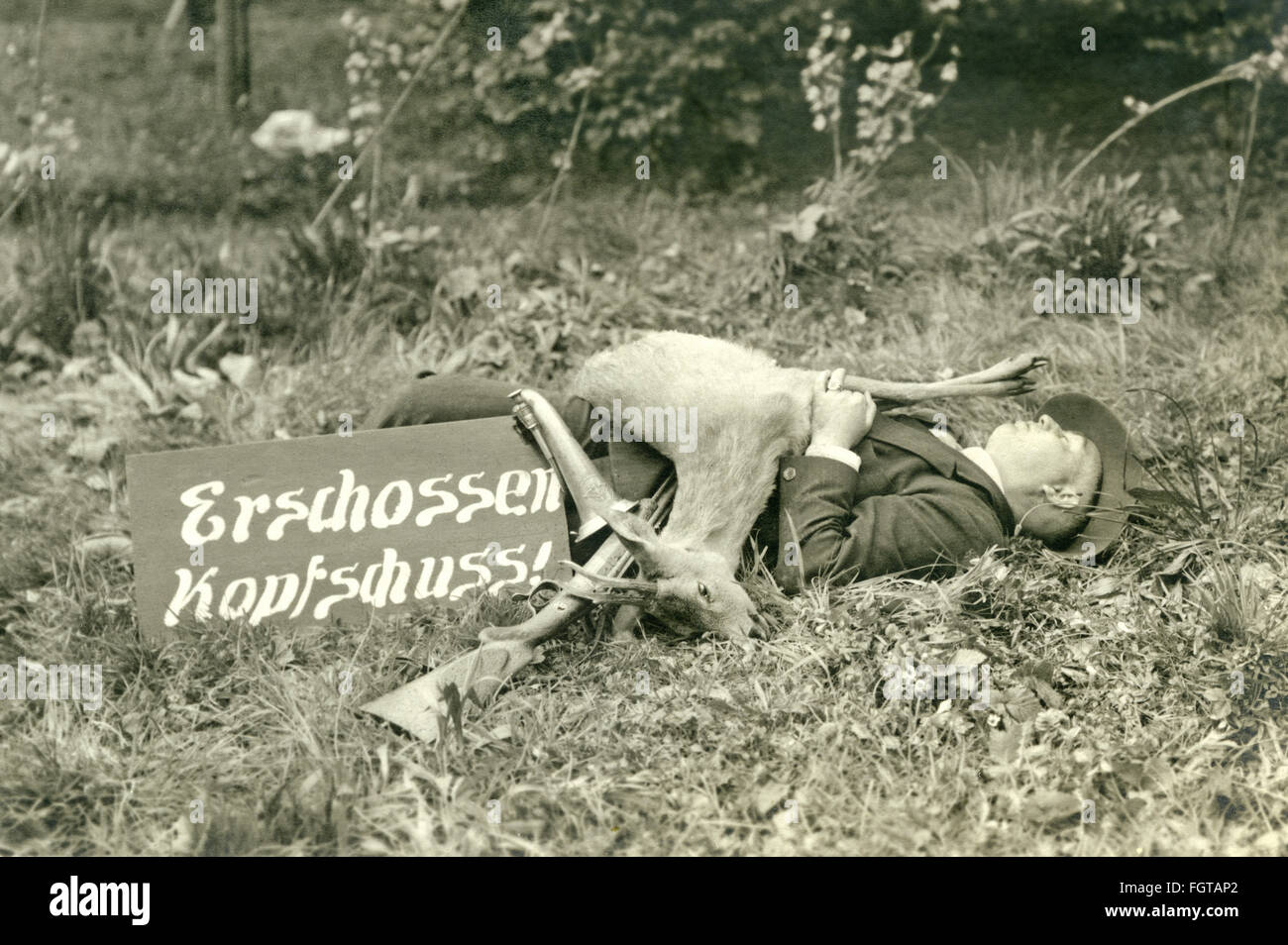 Jagd, Jäger mit Reh, Neheim, Sauerland, Deutschland, um 1926, Zusatzrechte-Clearences-nicht verfügbar Stockfoto