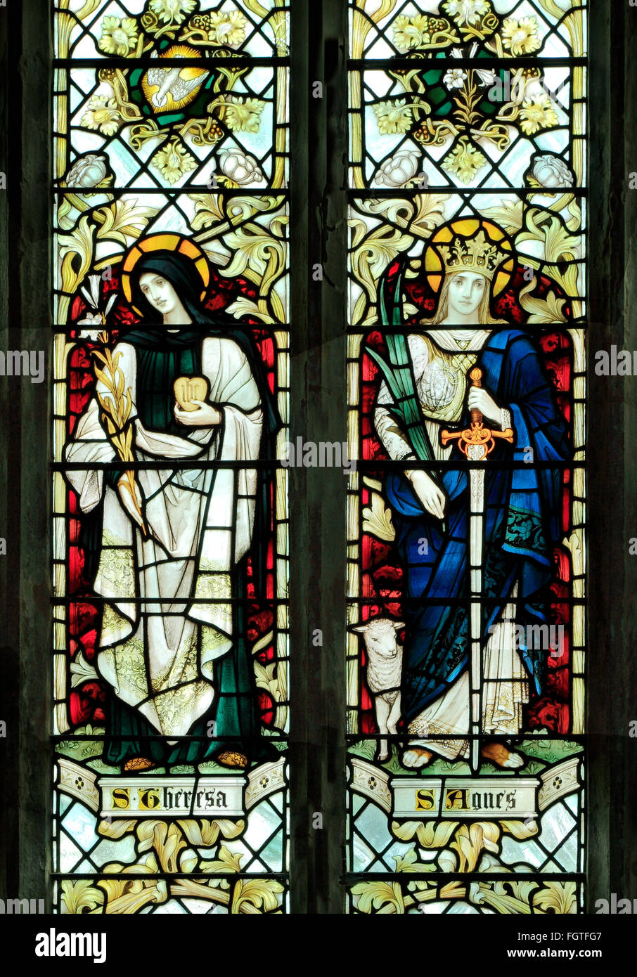 St. Theresia und St. Agnes, weiblichen Heiligen, Glasfenster von J. Powell & Sohn, 1900, Blakeney, Norfolk, England, UK Stockfoto