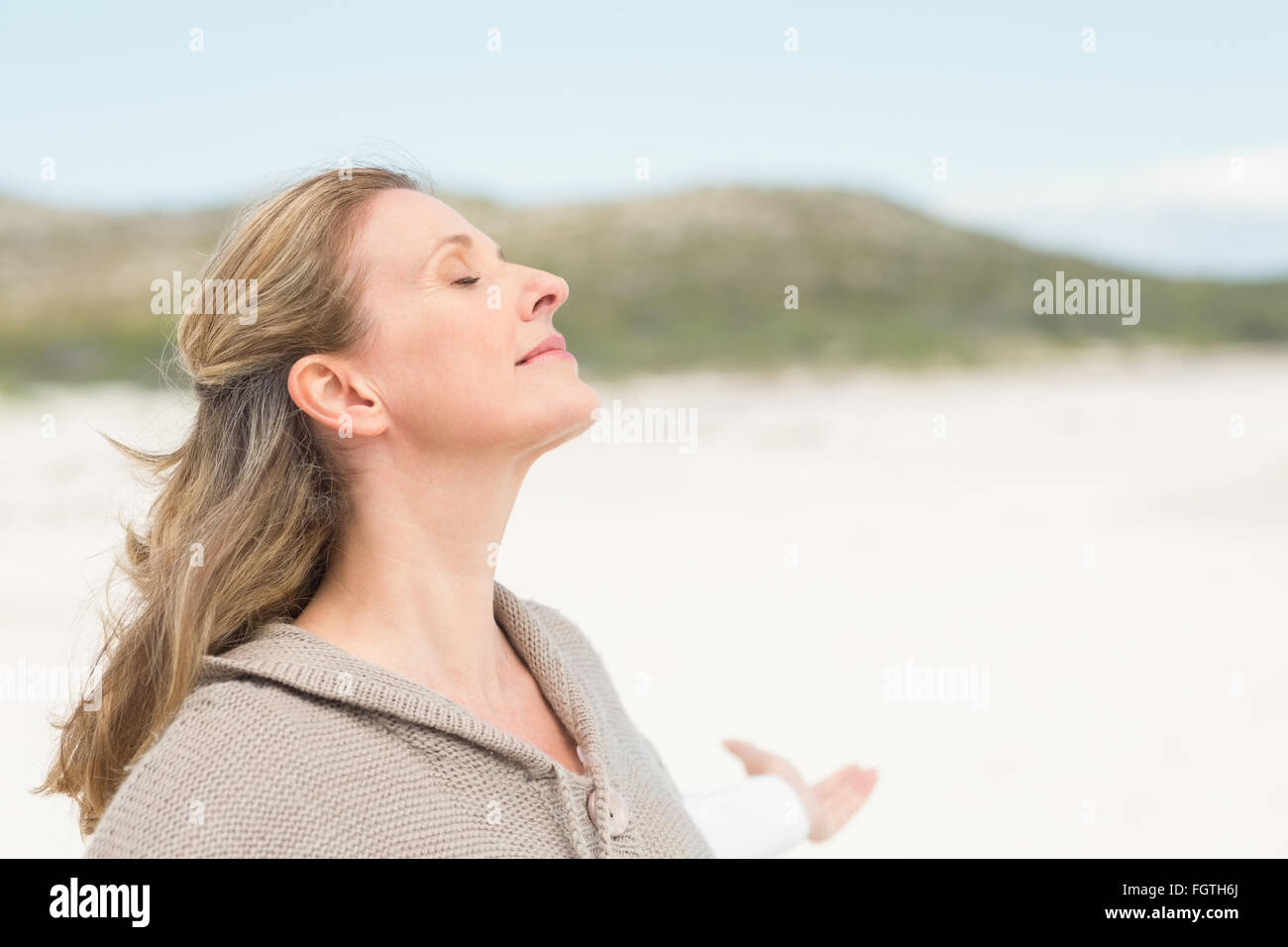 Lächelnde Frau ihr Haar im Stich Stockfoto