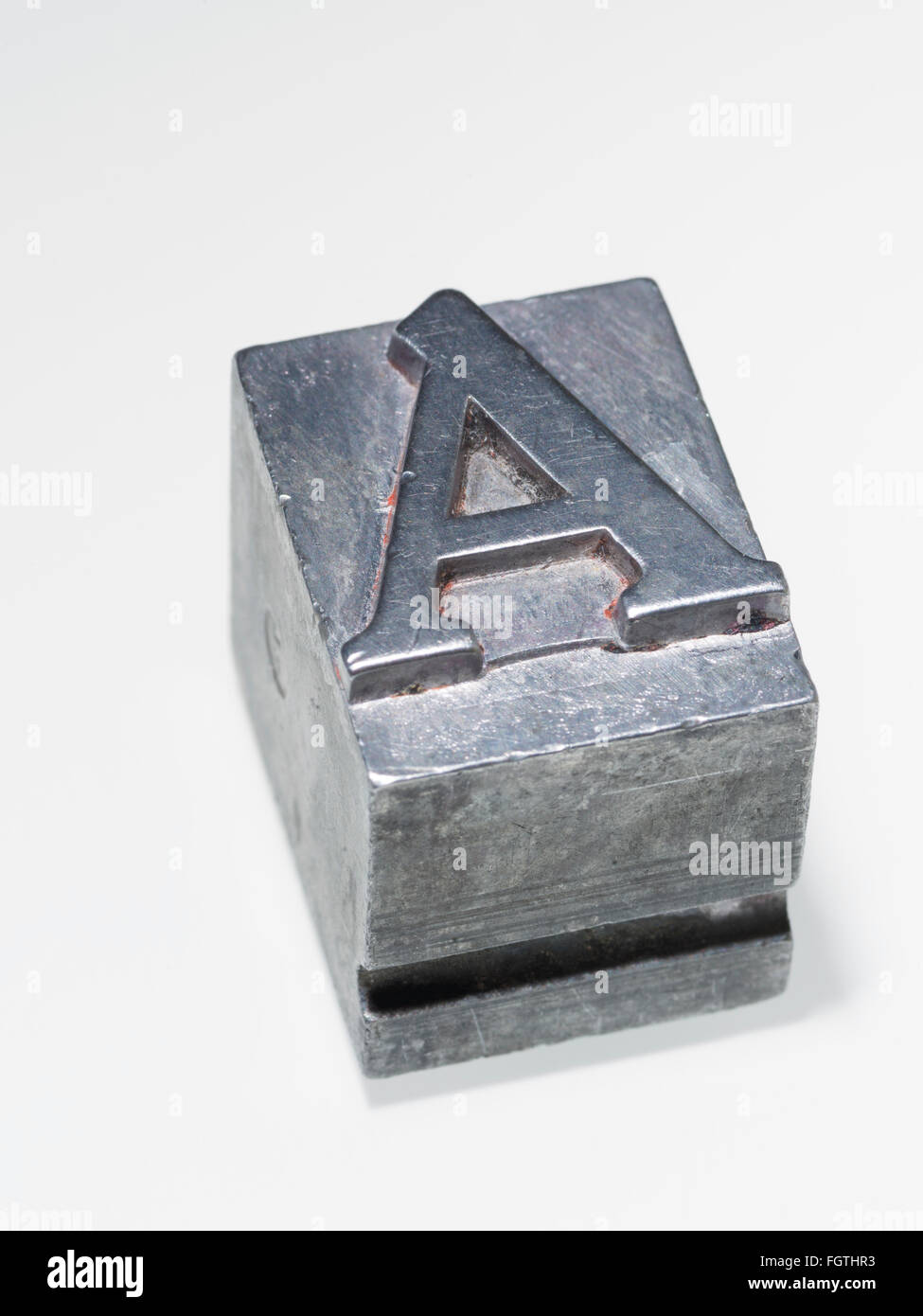 Buchstabe A metallische Buchdruck Typ Block isoliert auf weiss Stockfoto