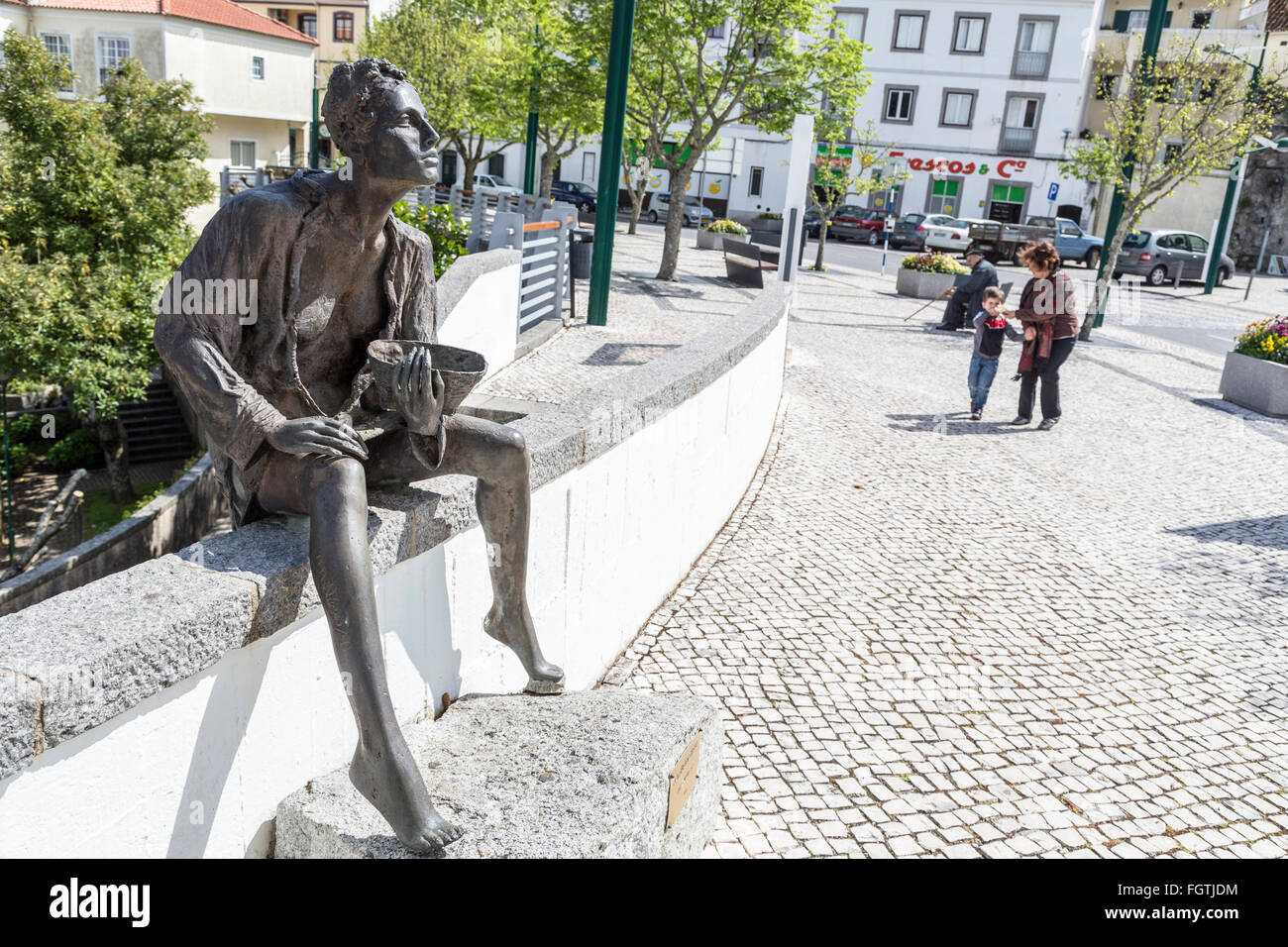 Statue der Mann sitzt auf Wand, Monchique, Algarve, Portugal Stockfoto