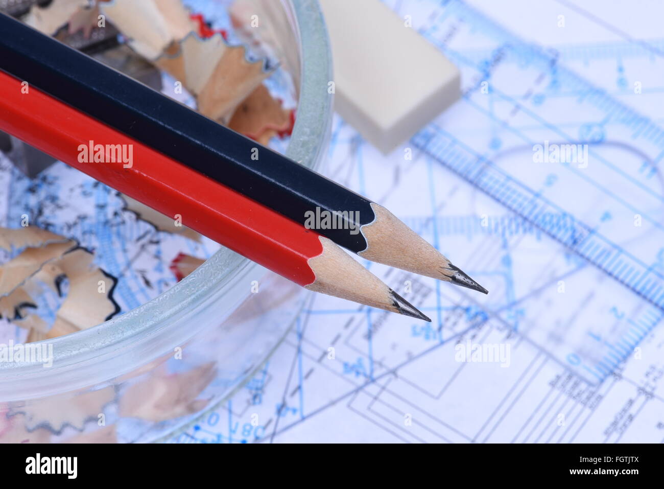 Bleistifte, Lineale und elektrische Schema closeup Stockfoto