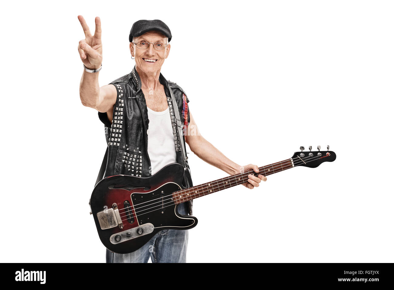 Senior Punk-Bass-Spieler halten eine Gitarre und ein Frieden Hand Geste isoliert auf weißem Hintergrund Stockfoto