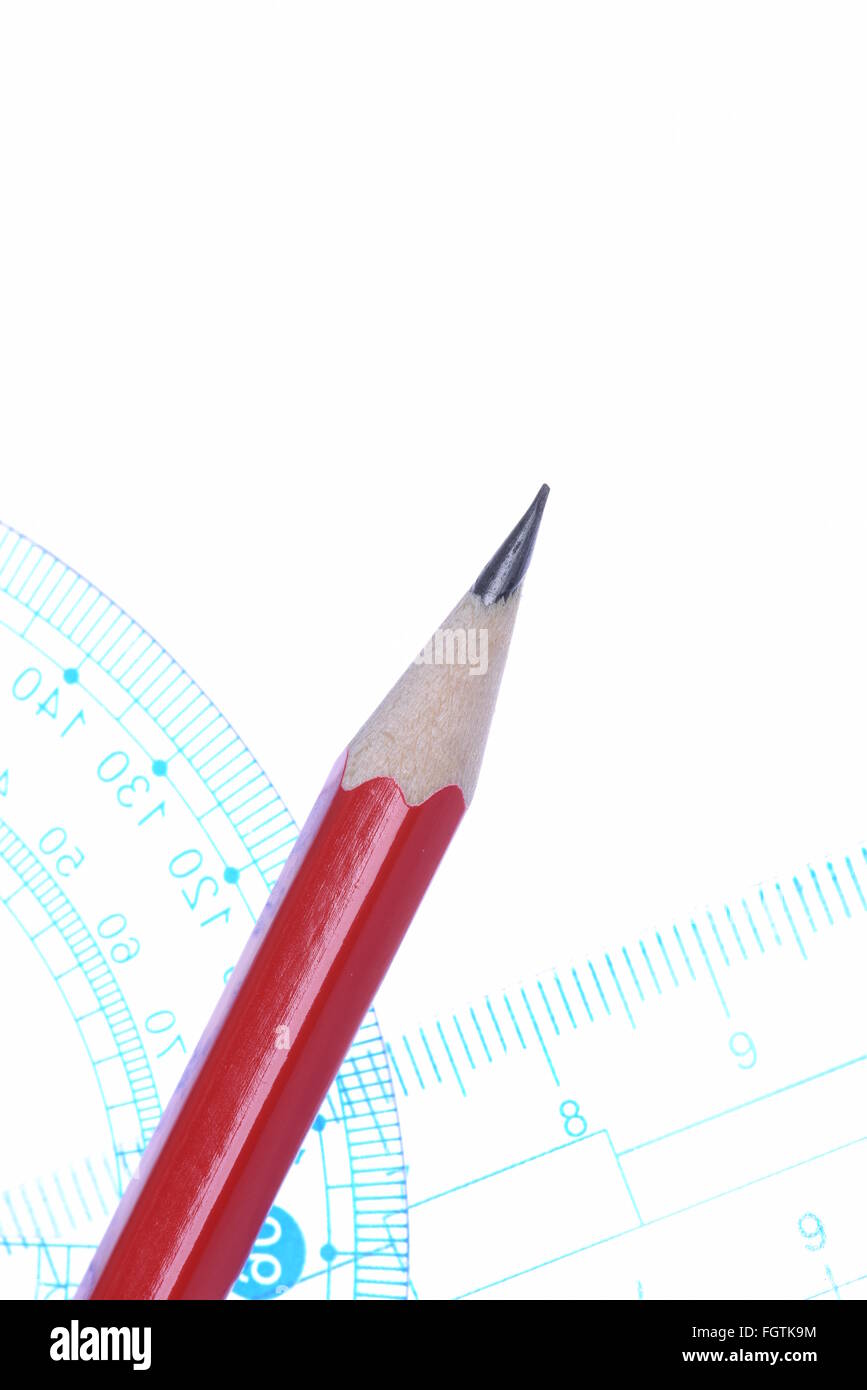 Winkelmesser Bleistift und Lineal auf weißem Hintergrund transparent Stockfoto