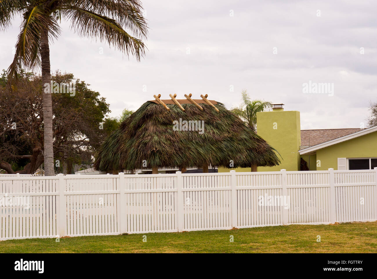 Aufbau einen Hinterhof TIKI Hütte in Florida Stockfoto