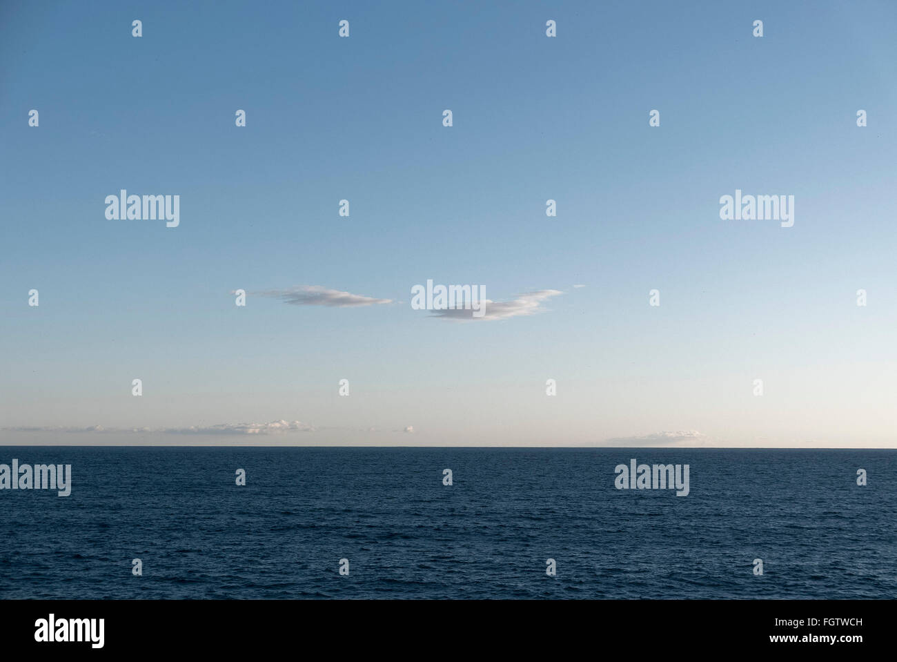 Blaues Meer, Blauer Himmel, Sanremo, Riviera, Ligurien, Italien | blaues Meer, blauer Himmel, Sanremo, Riviera, Ligurien, Italien Stockfoto