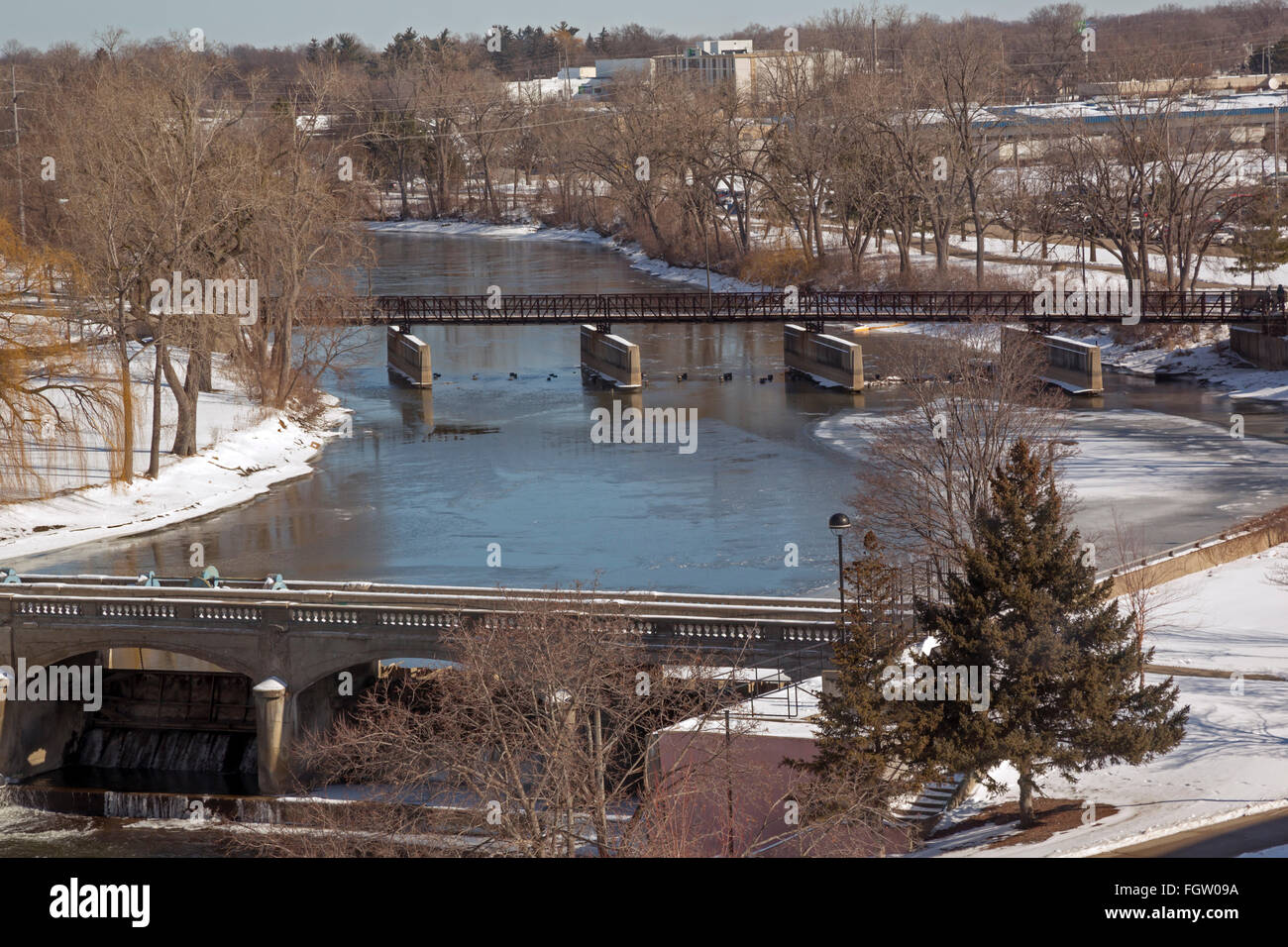 Flint, Michigan - The Flint River, wie es fließt durch die Universität-Michigan-Feuerstein-Campus. Stockfoto