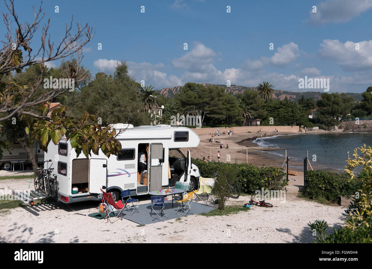 Campingplatz am Meer, Agay, Saint-Raphaël, Abt. Var, Côte d ' Azur,  Frankreich | Campingplatz in der Nähe von Strand, Agay, Saint-Raphaël, Dep  Stockfotografie - Alamy