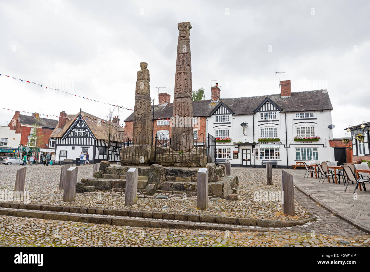 Die Sandbach Kreuze sind zwei 9. Jahrhundert Stein angelsächsischen Kreuze auf dem Marktplatz Sandbach Cheshire England UK Stockfoto