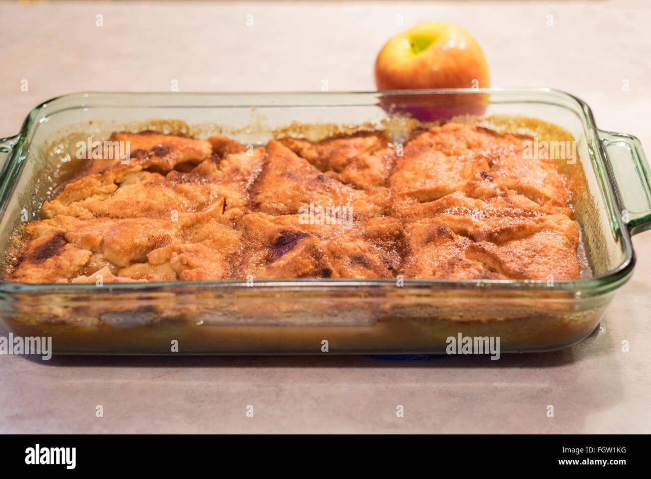 Hausgemachte zimtartigen Apfel-Knödel, heiß aus dem Ofen. USA. Stockfoto