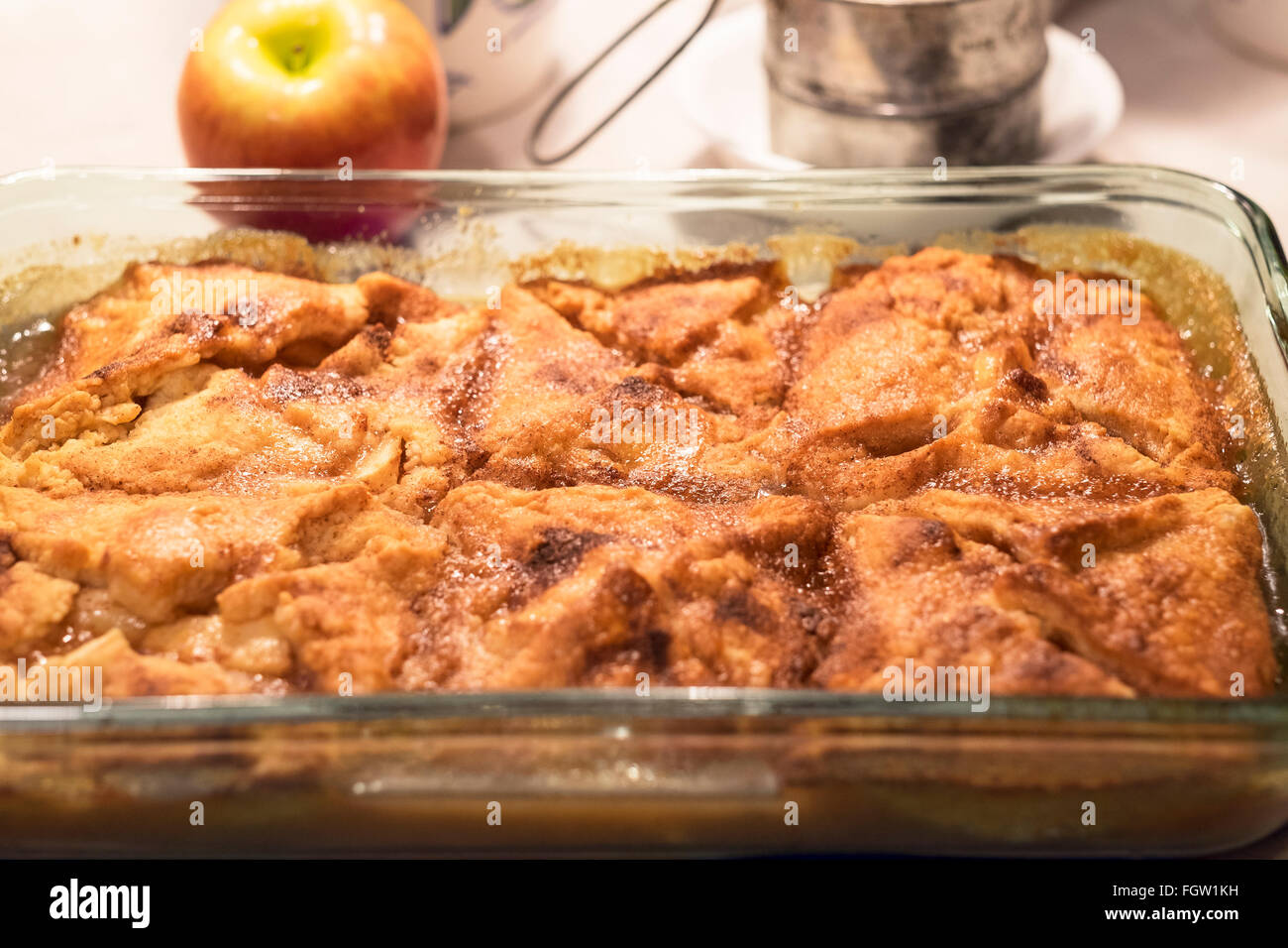 Hausgemachte zimtartigen Apfel-Knödel, heiß aus dem Ofen. USA. Stockfoto