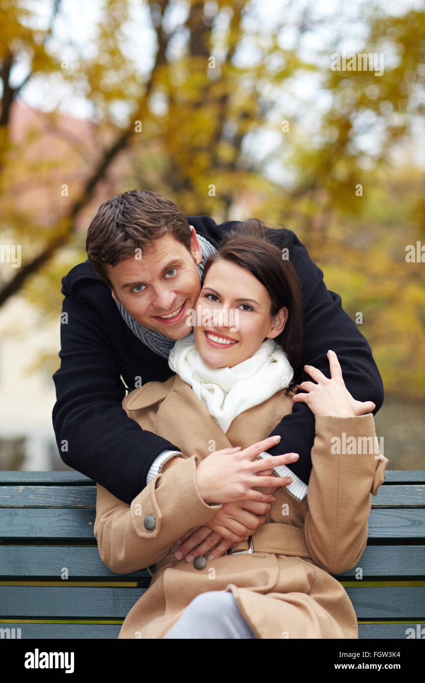 Glücklicher Mann in Liebe umarmt attraktive Frau im Herbst park Stockfoto