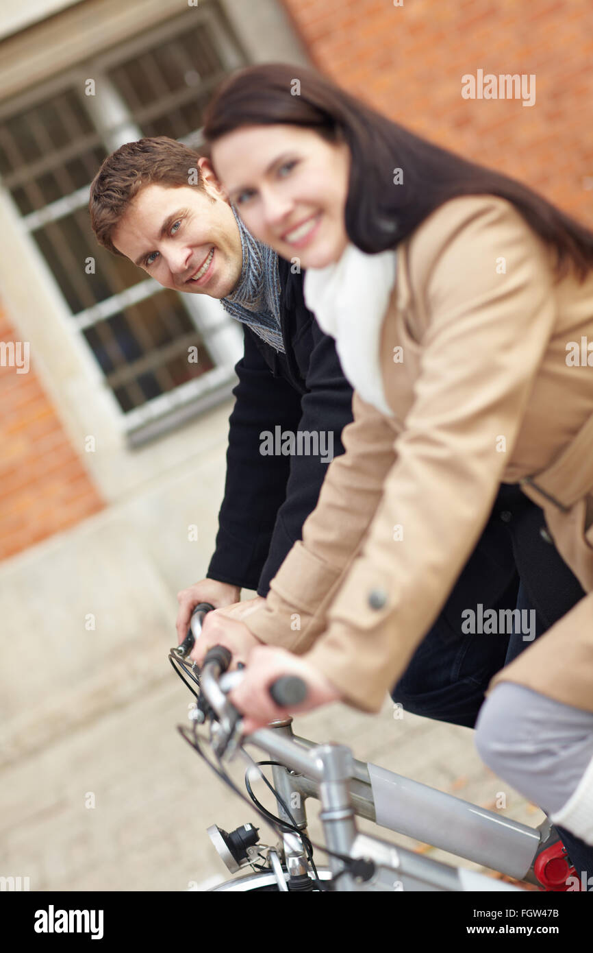 Brautpaar mit Fahrrad in der Stadt Radfahren Stockfoto