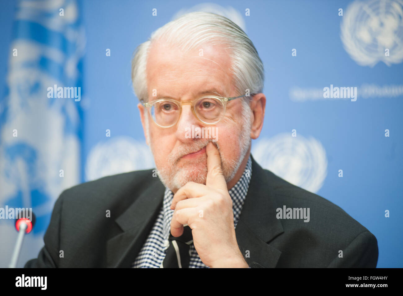 Information durch den Vorsitzenden der Kommission zur Untersuchung von Syrien Paulo Sérgio Pinheiro im Durchschnitt während der Pressekonferenz auf der Stockfoto