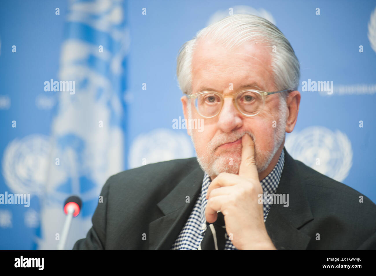 Information durch den Vorsitzenden der Kommission zur Untersuchung von Syrien Paulo Sérgio Pinheiro im Durchschnitt während der Pressekonferenz auf der Stockfoto