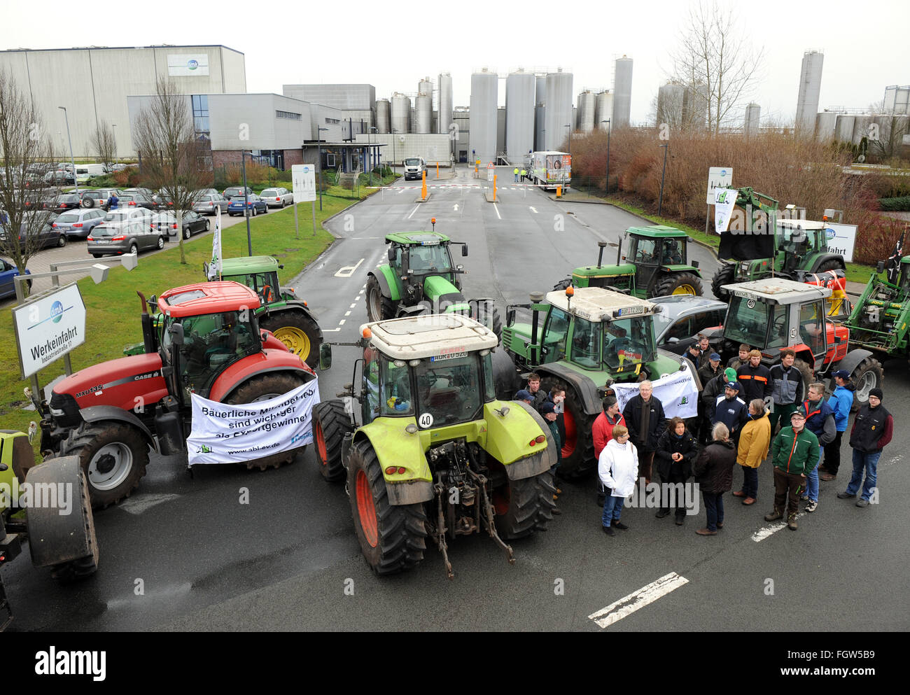 Milchbauern verwenden rund 30 Traktoren und Anhänger um den Eingang zu einer Molkerei Produktionsstätte in Edewecht, Deutschland, 22. Februar 2016 blockieren. Sie protestieren gegen die Preise, die "Rock Bottom" vor einer Filiale von Deutschlands größter Hersteller von Molkereiprodukten, das deutsche Milchkontor (DMK) getroffen haben. Foto: INGO WAGNER/dpa Stockfoto