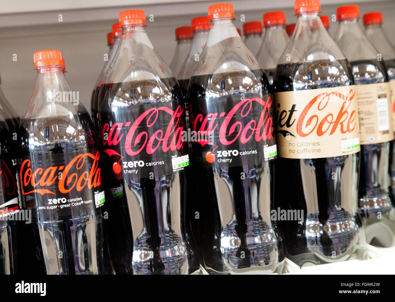 Coca Cola-Flaschen auf einem Supermarktregal, Tesco UK Stockfoto