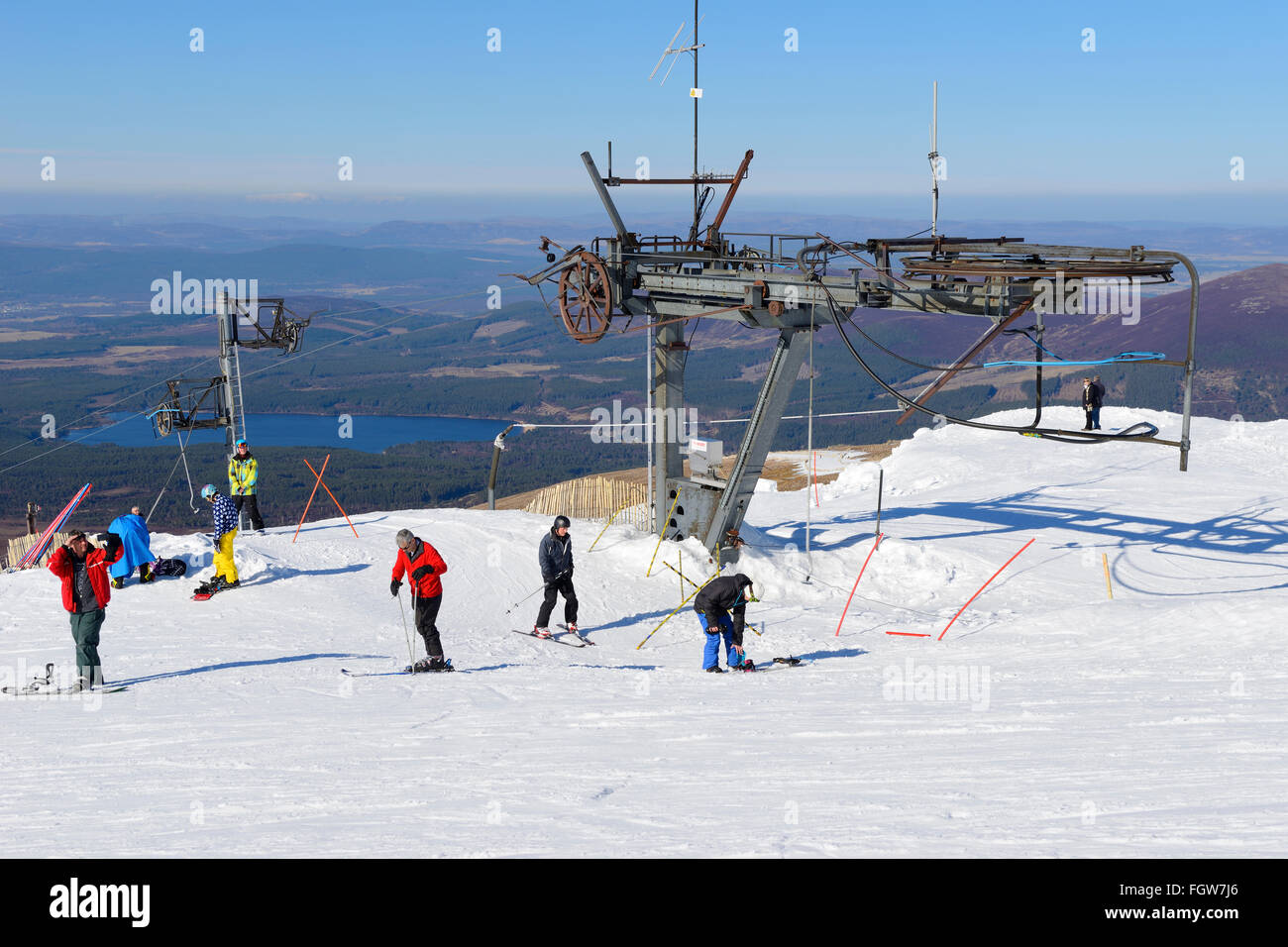 Skifahrer und Boarder an Spitze der Schlepplift heben am Cairngorm Mountain Ski Centre, Aviemore, schottischen Highlands, UK Stockfoto