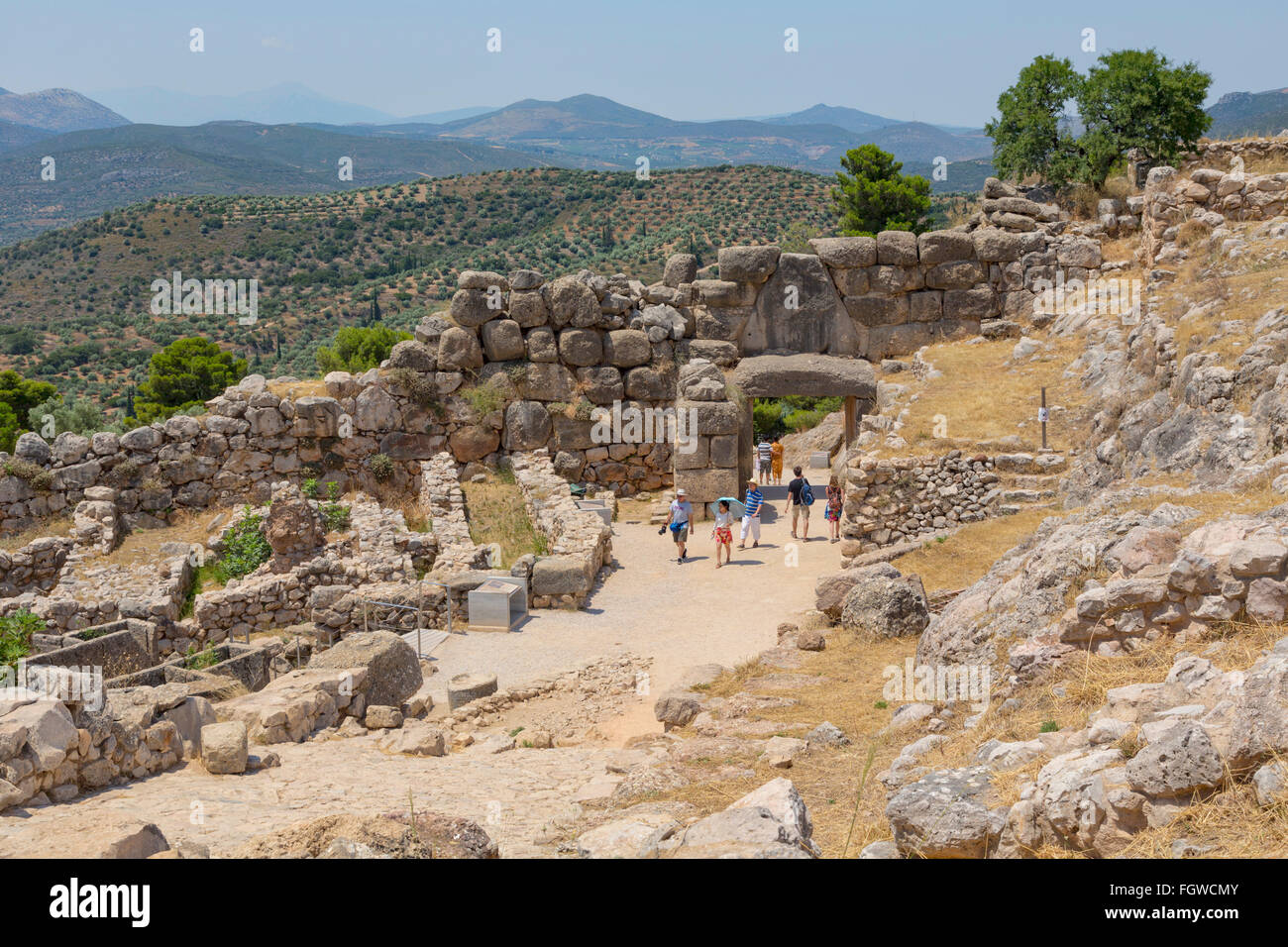 Mykene, Argolis, Peloponnes, Griechenland.   Das Löwentor, stammt aus dem 13. Jahrhundert v. Chr., in der zyklopischen Mauern gesetzt. Stockfoto