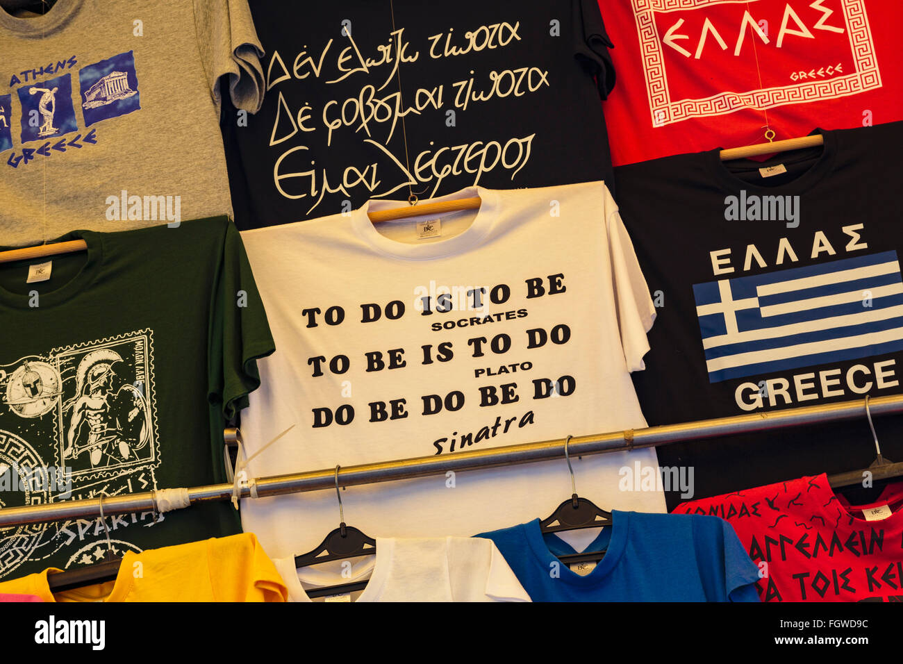 Griechenland.  T-Shirts mit lustigen Sprüchen zum Verkauf. Stockfoto