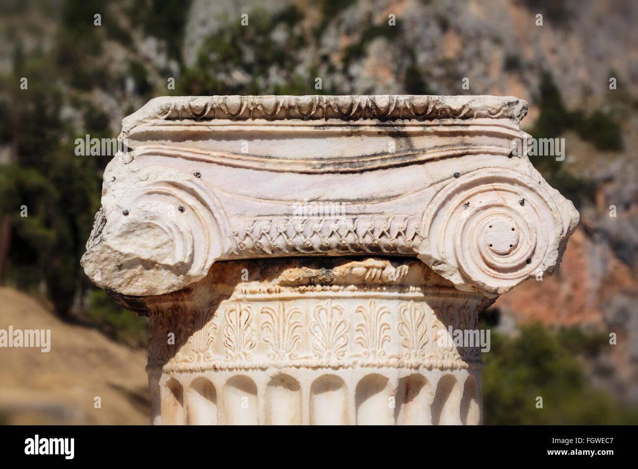 Alten Delphi, Phokis, Griechenland.  Zerbrochene Säule auf dem Heiligen Weg durch korinthische Kapitell gekrönt Stockfoto