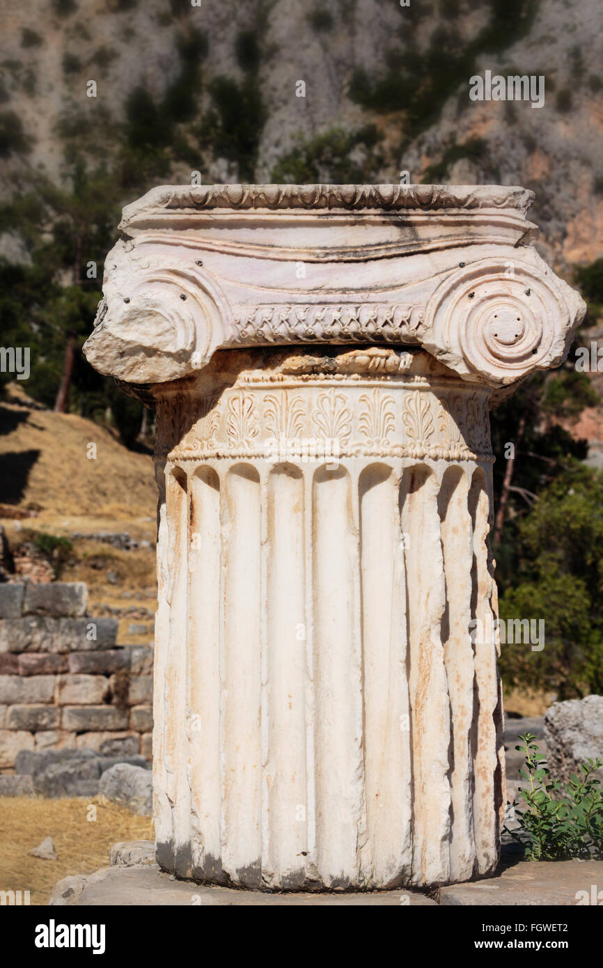 Alten Delphi, Phokis, Griechenland.  Zerbrochene Säule auf dem Heiligen Weg durch korinthische Kapitell gekrönt Stockfoto