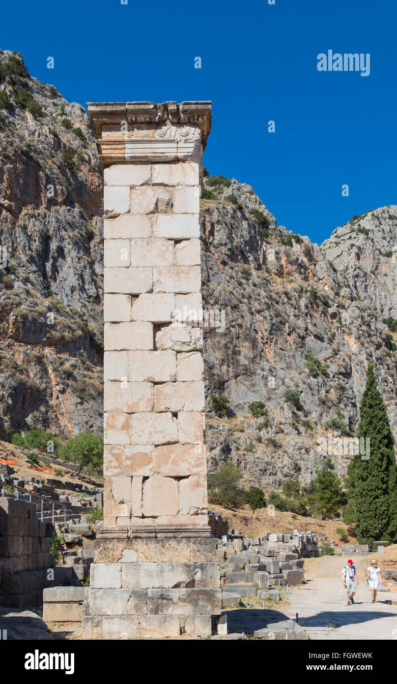 Alten Delphi, Phokis, Griechenland.  Die Säule von Prusias II, (ca. 220-149 v. Chr.) der griechische König von Bithynien. Stockfoto