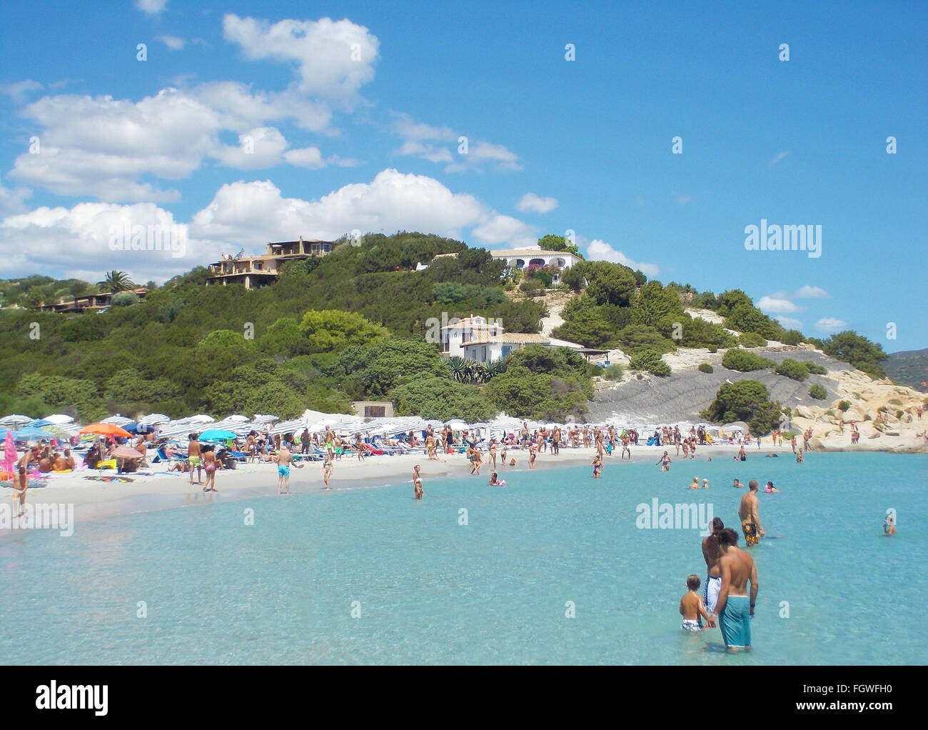 Villa Simius, Italien - 17. August 2015: unbekannte Menschen am Strand Notteri (Sardinien, Italien) Feiertage genießen. Stockfoto