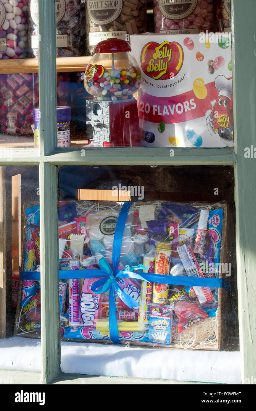 Kinder Süßigkeiten in einem Süßwarenladen Fenster in Burford. Cotswolds, Oxfordshire, England Stockfoto