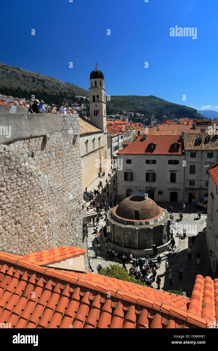 Sommer, Terrakotta-Dächer von Dubrovnik, Dubrovnik-Neretva County, Dalmatien Küste, Adria, Kroatien, Balkan, Europa. Stockfoto