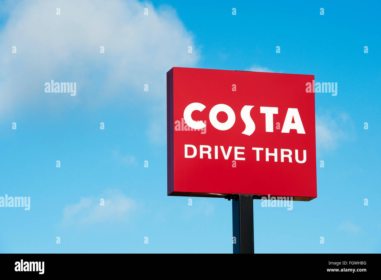 Costa Coffee unterzeichnen auf der Fahrt durch. Banbury, Oxfordshire, England Stockfoto