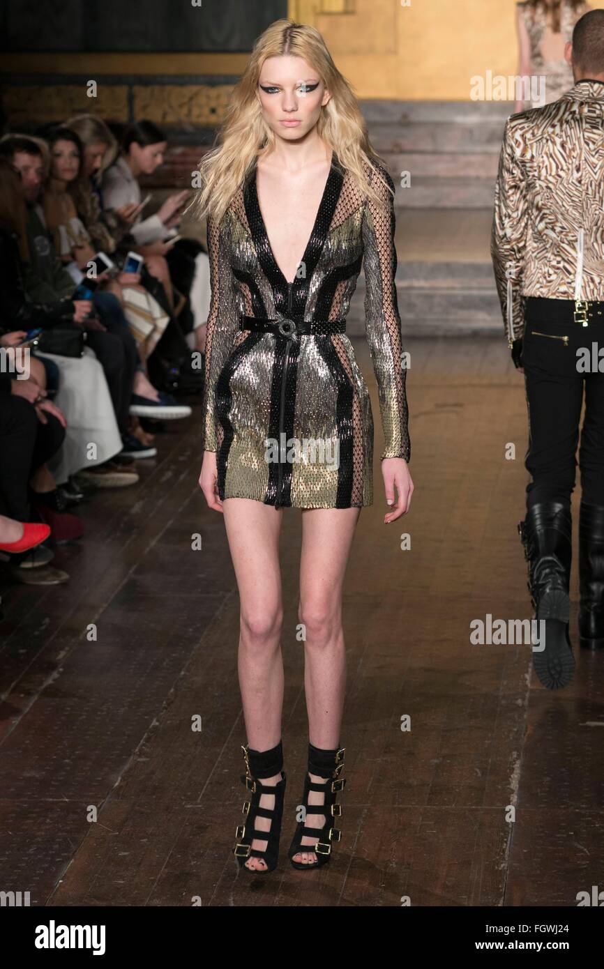 Julien Macdonald Catwalk in London Fashion Woche AW16, LFW AW16. 20.02.2016 Stockfoto