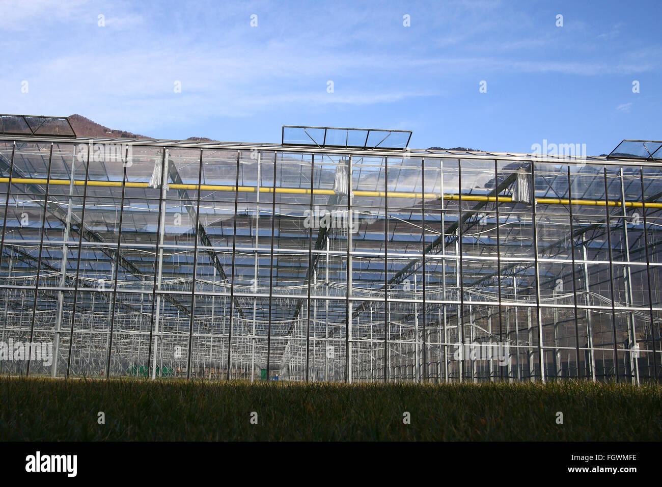 Moderne Gewächshaus mit Temperaturkontrolle, Bewässerung und Solarpanel betrieben, Beleuchtung und Fenster Stockfoto