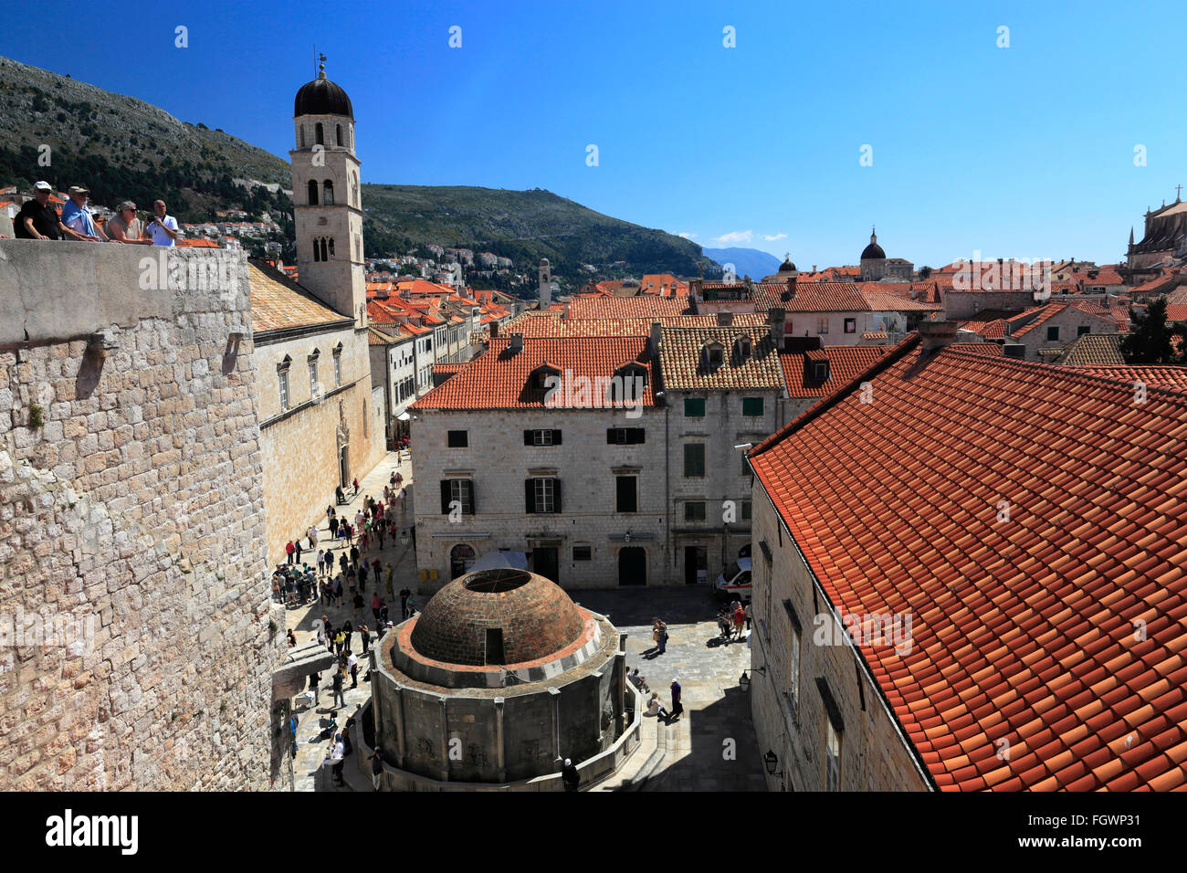 Sommer, Terrakotta-Dächer von Dubrovnik, Dubrovnik-Neretva County, Dalmatien Küste, Adria, Kroatien, Balkan, Europa. Stockfoto