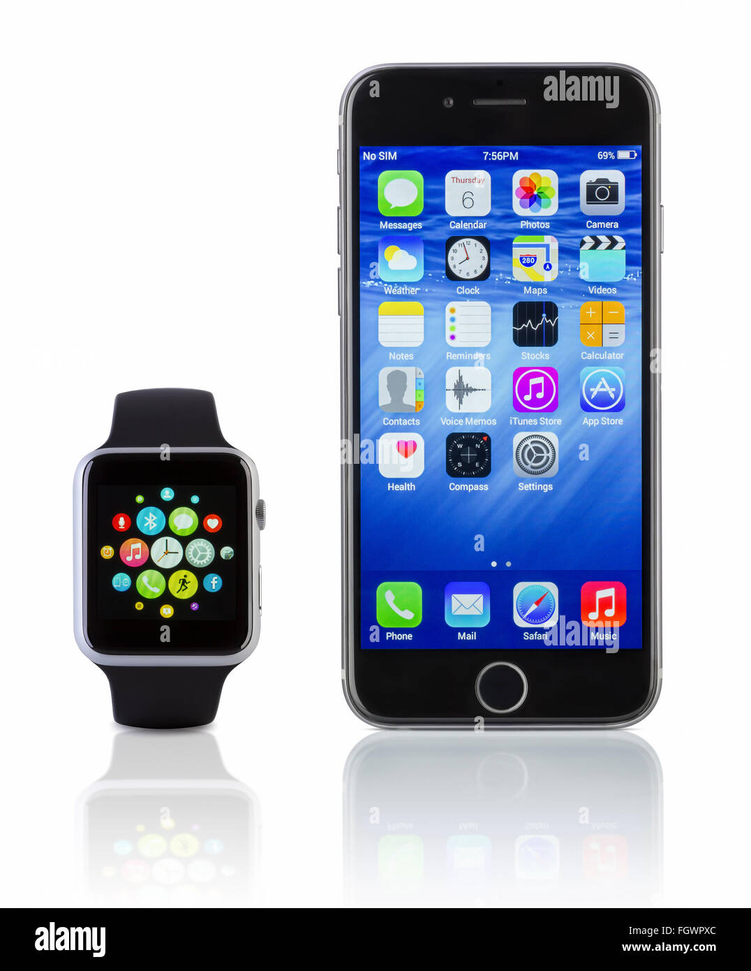 GALATI, Rumänien - 13. Februar 2015: Apple Watch Sport 42 mm Silber Aluminium-Gehäuse mit schwarzen Sportarmband Geröll apps anzeigen Stockfoto