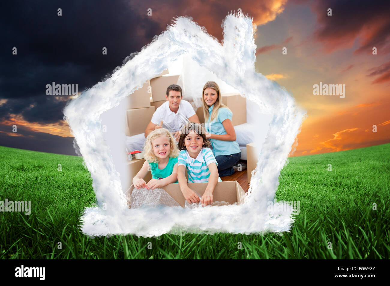 Zusammengesetztes Bild des Lächelns Familie Umzugskartons Stockfoto