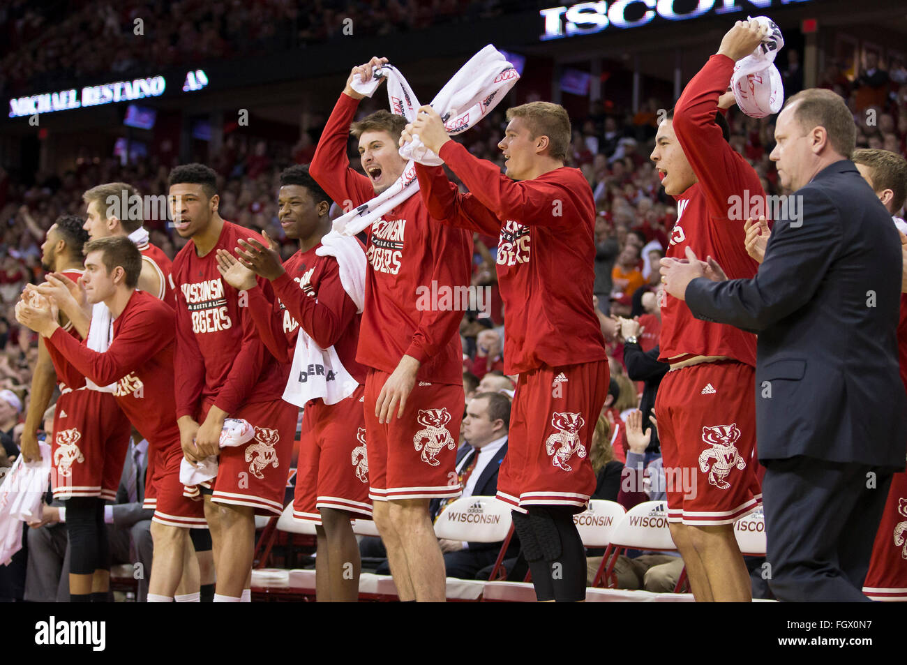 Madison, WI, USA. 21. Februar 2016. Wisconsin Bank reagiert nach einem Korb während der NCAA Basketball-Spiel zwischen Illinois Fighting Illini und die Wisconsin Badgers am Kohl Center in Madison, Wisconsin. Wisconsin besiegte Illinois 69-60. John Fisher/CSM/Alamy Live-Nachrichten Stockfoto