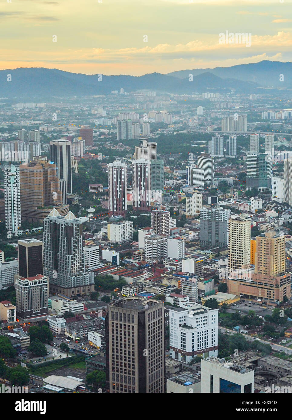 Blick von oben auf Kuala Lumpur bei Sonnenuntergang. Malaysien Stockfoto
