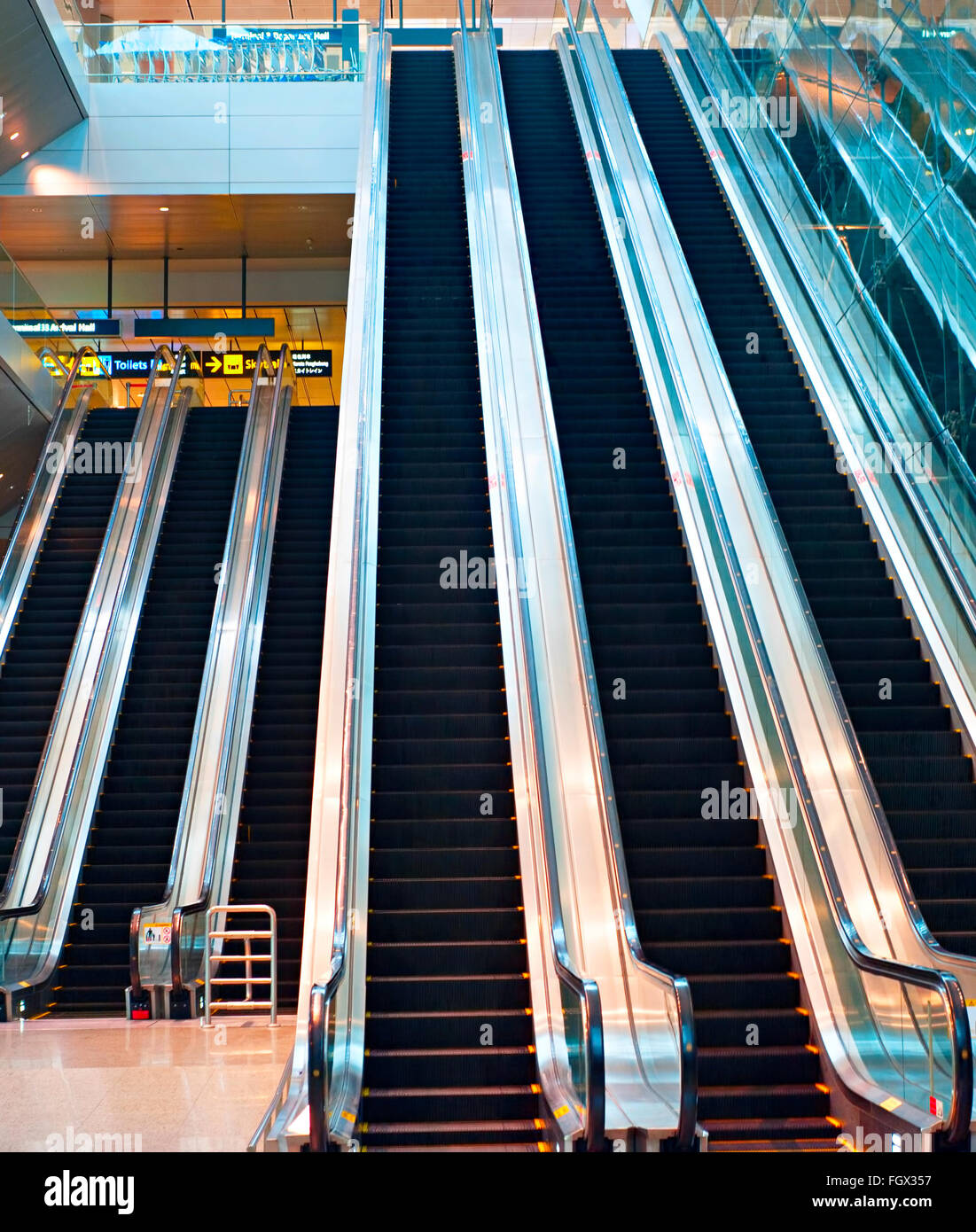 Leere Rolltreppe am internationalen Flughafen Changi in Singapur Stockfoto