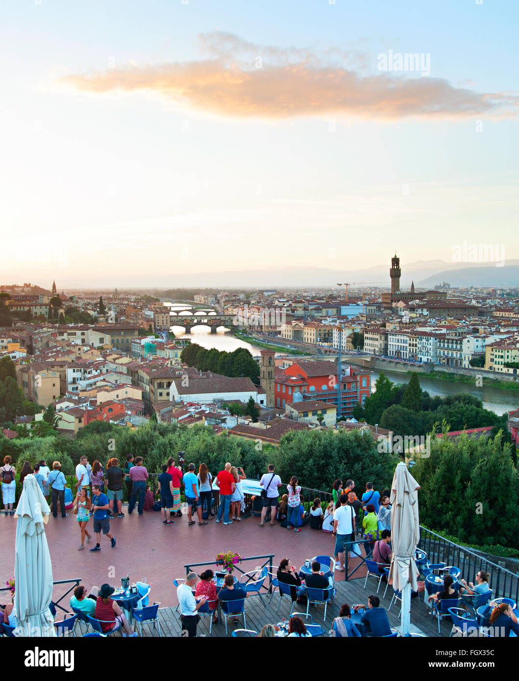 Menschen in einem Straße Restaurant mit Blick auf Florenz bei Sonnenuntergang. Stockfoto